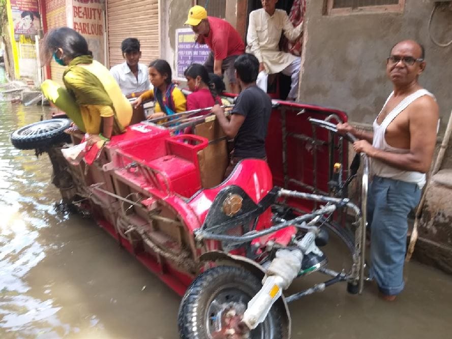 E rickshaw of women going for temple darshan overturns in sewer in varanasi four women injured