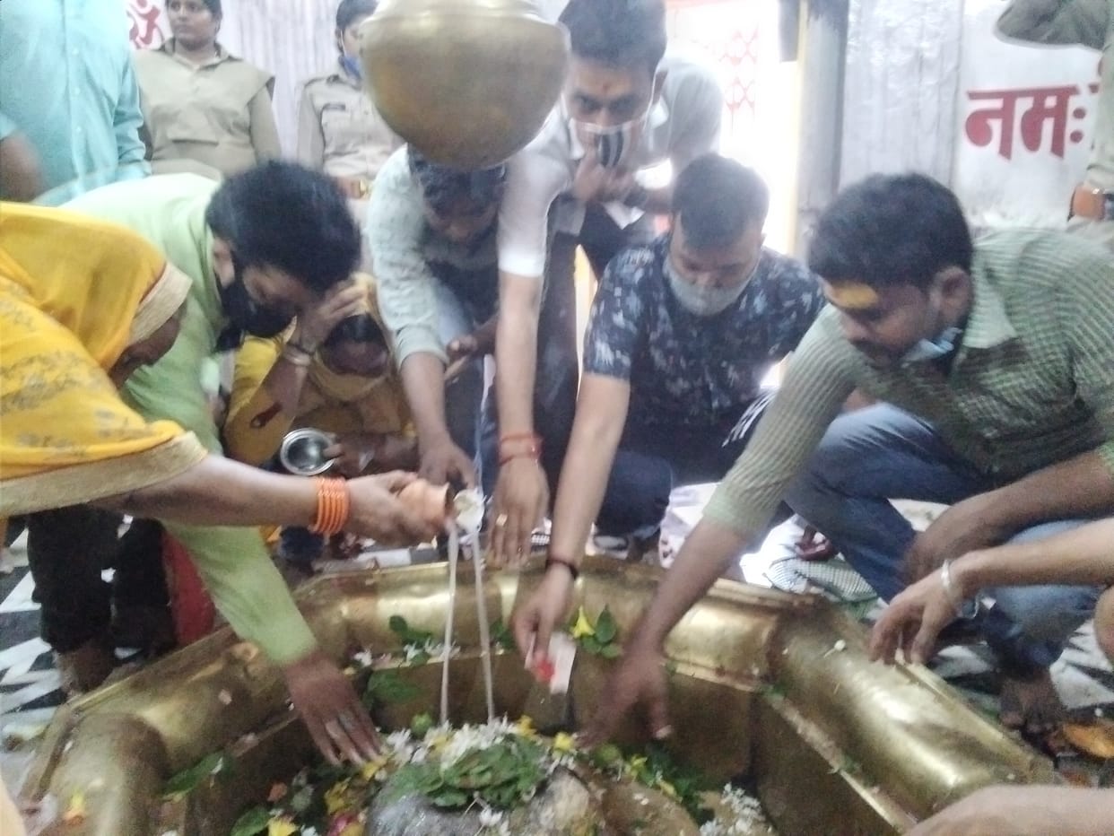 Devadhidev's darshan-worship continues throughout the day