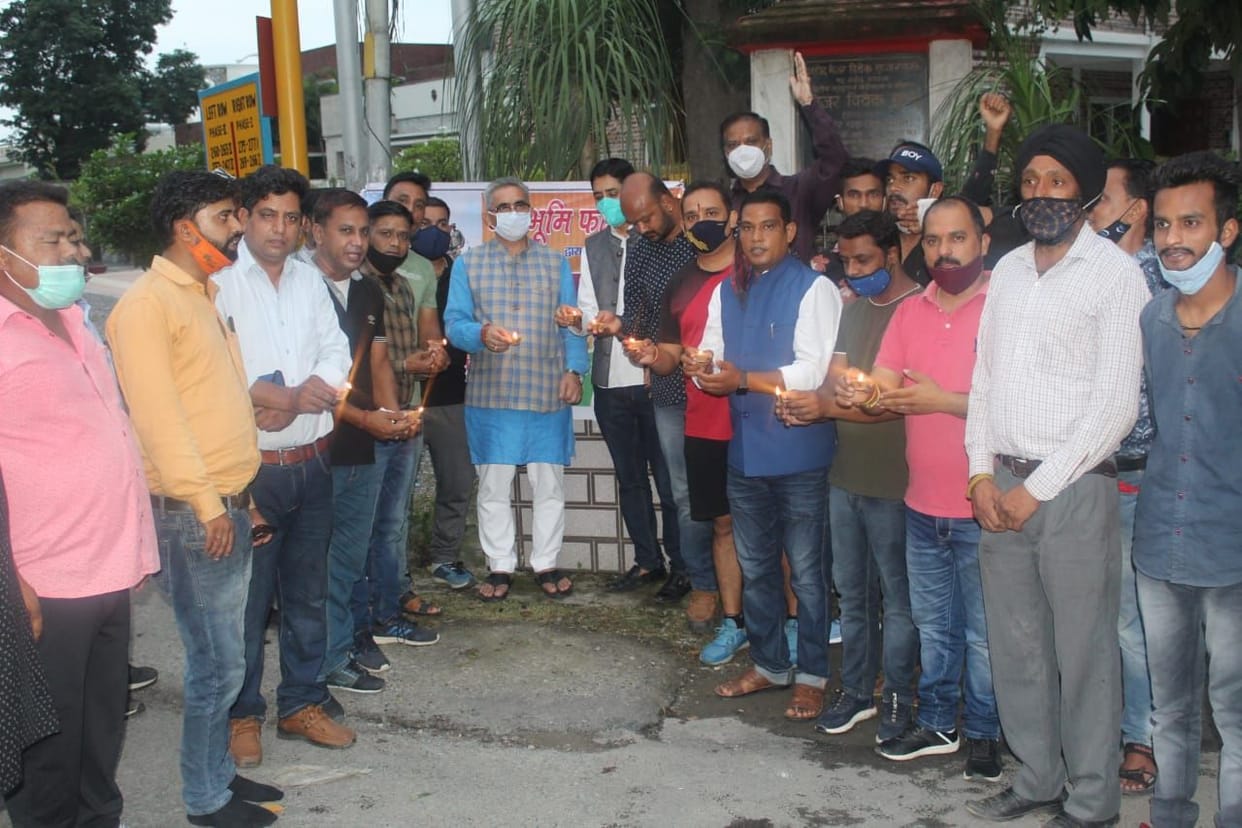 Salute the martyrs by lighting 527 lamps