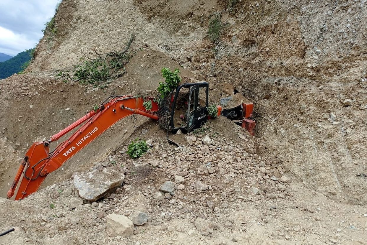 While cutting the road, the helper of the Pokland machine dies after being buried in the rock