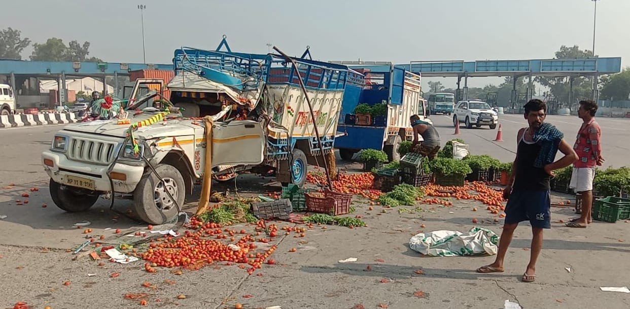 Truck turns without giving indicator, conductor dies after hitting pickup