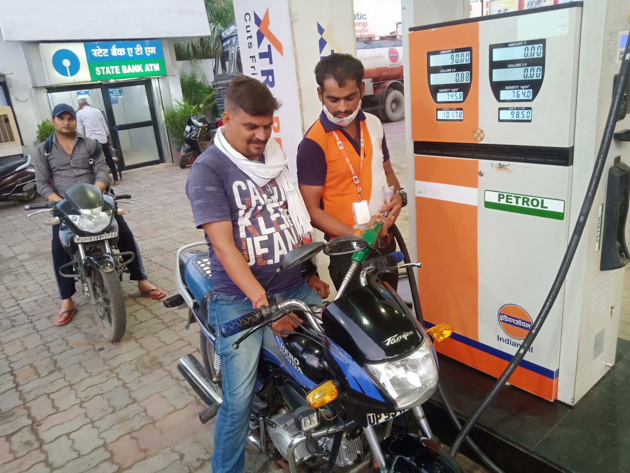 Petrol near 99 in Jhansi, people are getting only 100 rupees