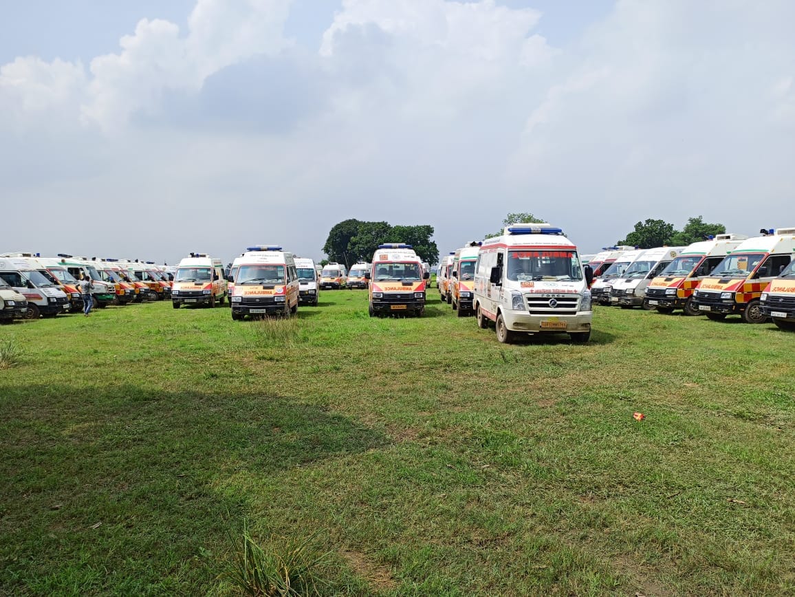 Ballia: Ambulance workers' strike increased the suffering of patients, employees accused of firing by new company