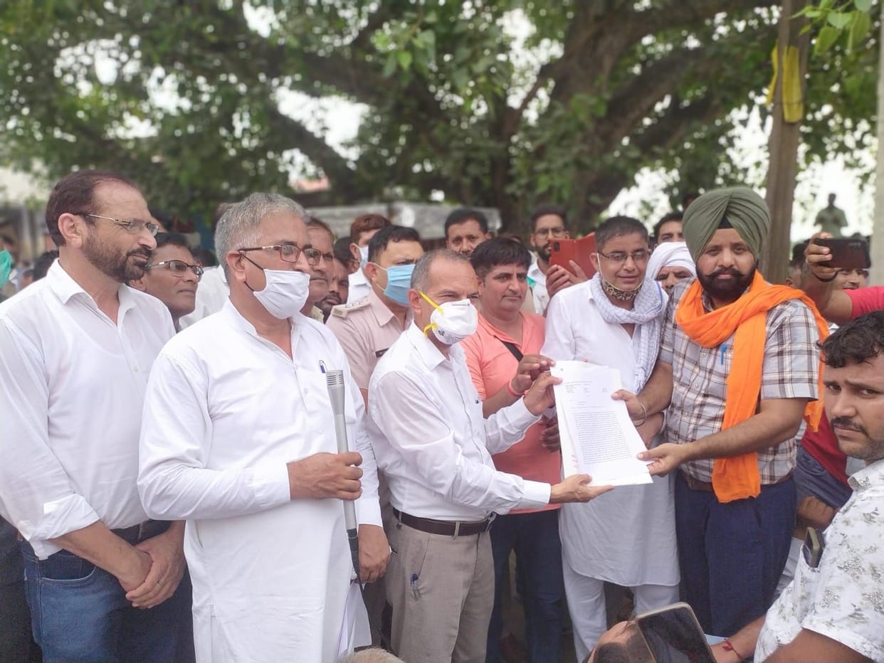 PACS employees protest against the Minister of Cooperation