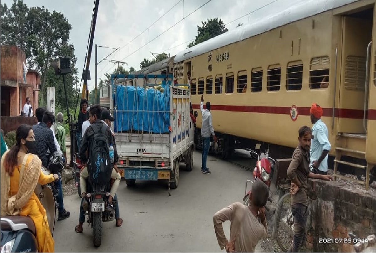 vehicle riders panic when jaunpur railway crossing remained open and train reached loco pilot  understanding accident  avoided