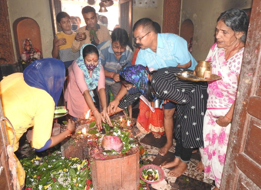 Monday of Sawan: Devotees performed Jalabhishek in Shivalayas