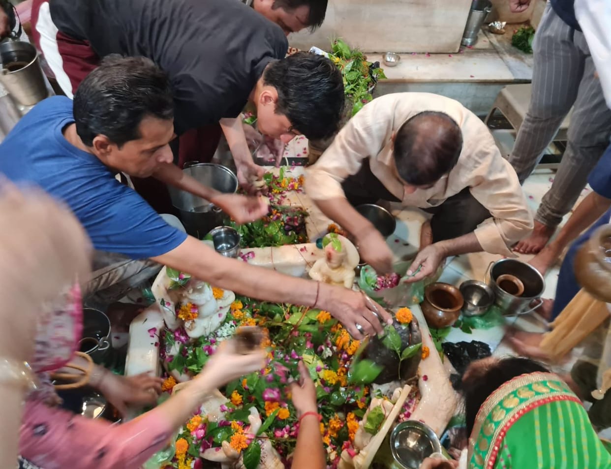 Crowd of devotees gathered in the temples on the first Monday of Sawan