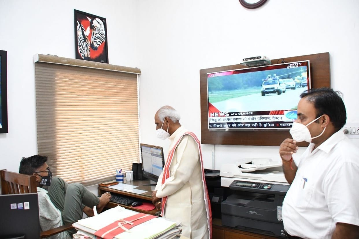 Seeing the handicapped typing with the feet, the governor stopped, increased enthusiasm