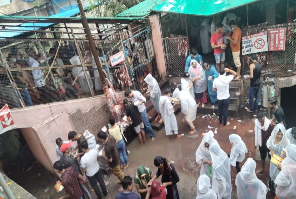Sawan 2021 First Monday: Devotees crowd in neelkanth dham and corona rules not follow photos