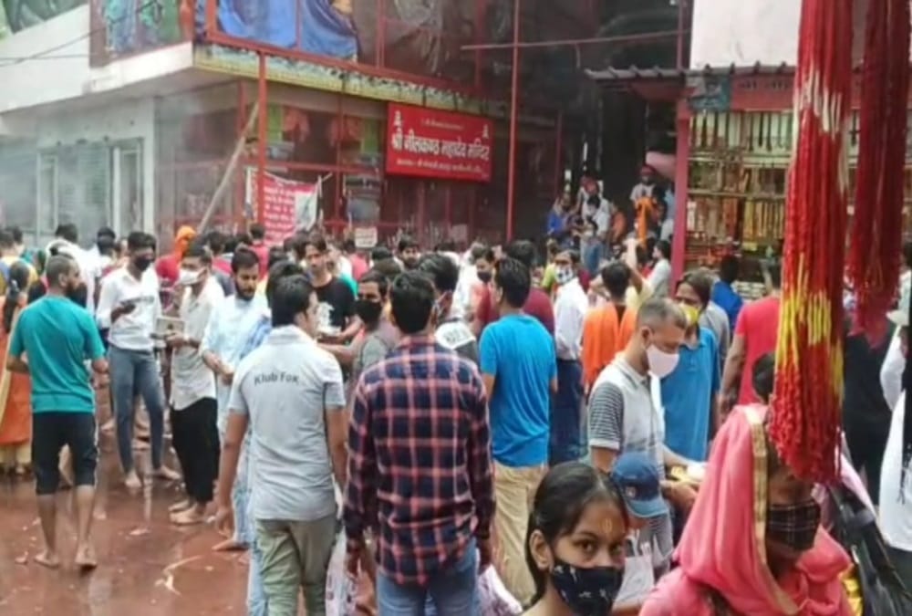 Sawan 2021 First Monday: Devotees crowd in neelkanth dham and corona rules not follow photos