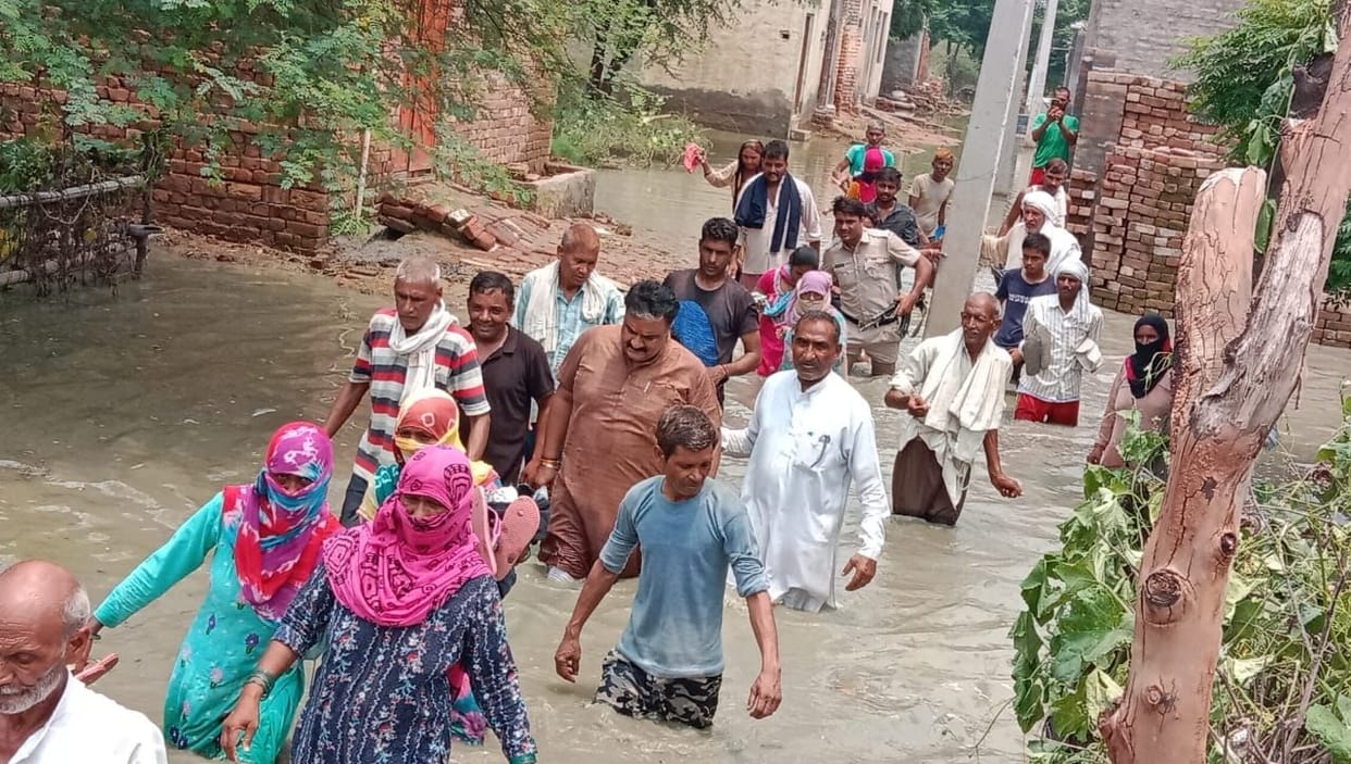 Villagers raised the MLA who came to know the problem in the water filled in the street