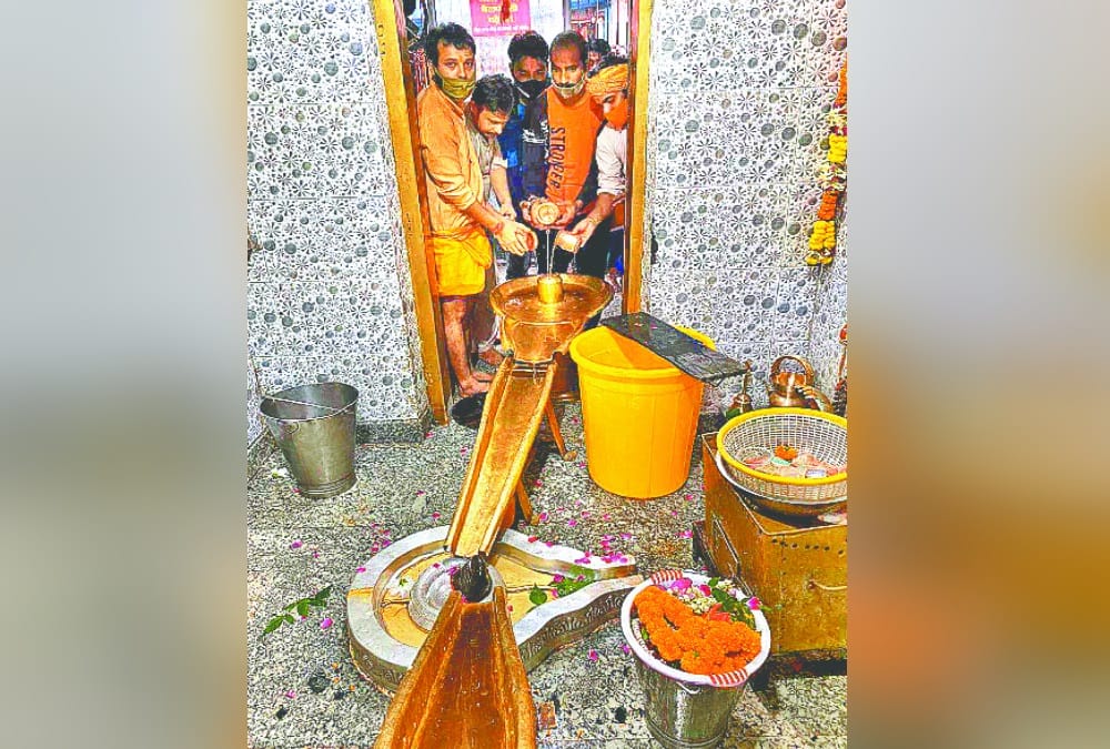 Sawan 2021 First Monday: Devotees crowd in neelkanth dham and corona rules not follow photos
