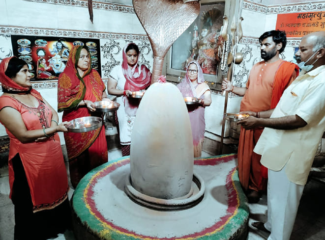 The pagoda resonated with the chants of Har Har Mahadev