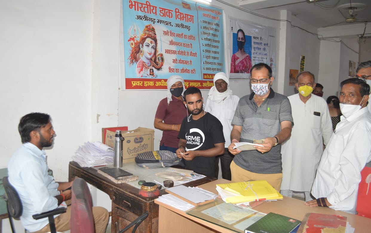Hathras: There was a break for several days on the work of Aadhaar in the post office