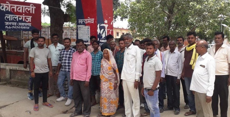 Villagers protest at Kotwali Gate on beating of youth