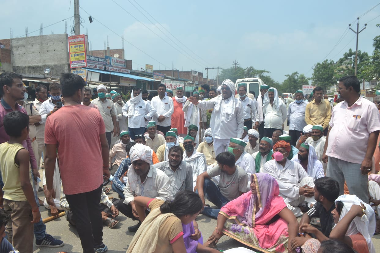 bhakiu workers make jam putting body on road