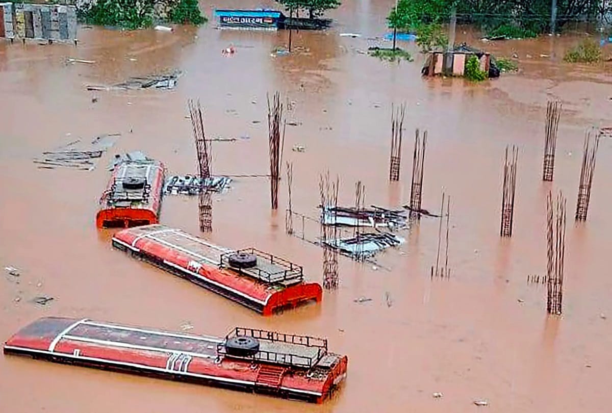 Maharashtra Floods: Bus Depot Manager Ranjeet Raje Shirke Camps Atop Bus for Nearly 7 Hours to Keep Large Sum of Govt Money Safe