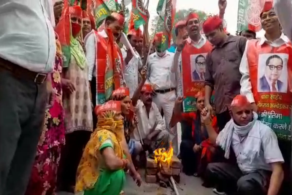 Workers of Samajwadi Dalit Sena expressed their opposition to inflation by lighting a stove on the road in Meerut