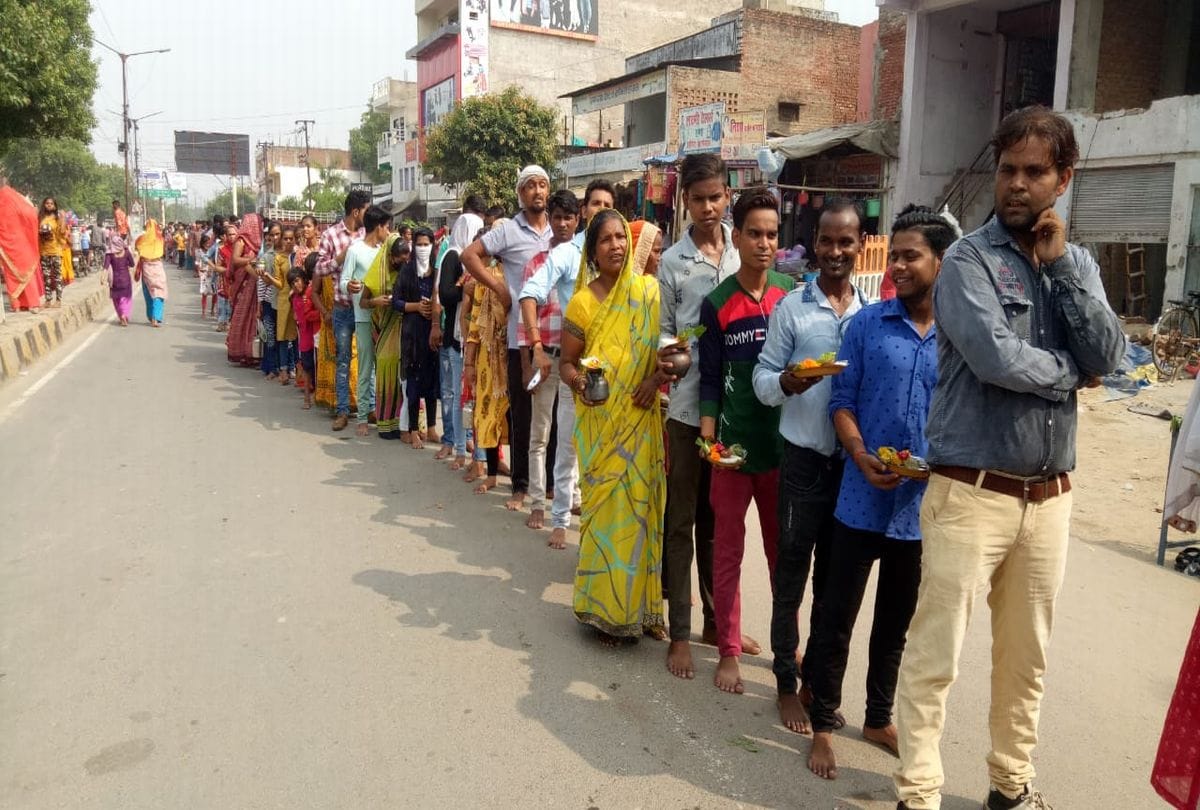 Huge Croud At Agra Shiv Mandir During Puja Of First Sawan Ka Somwar
