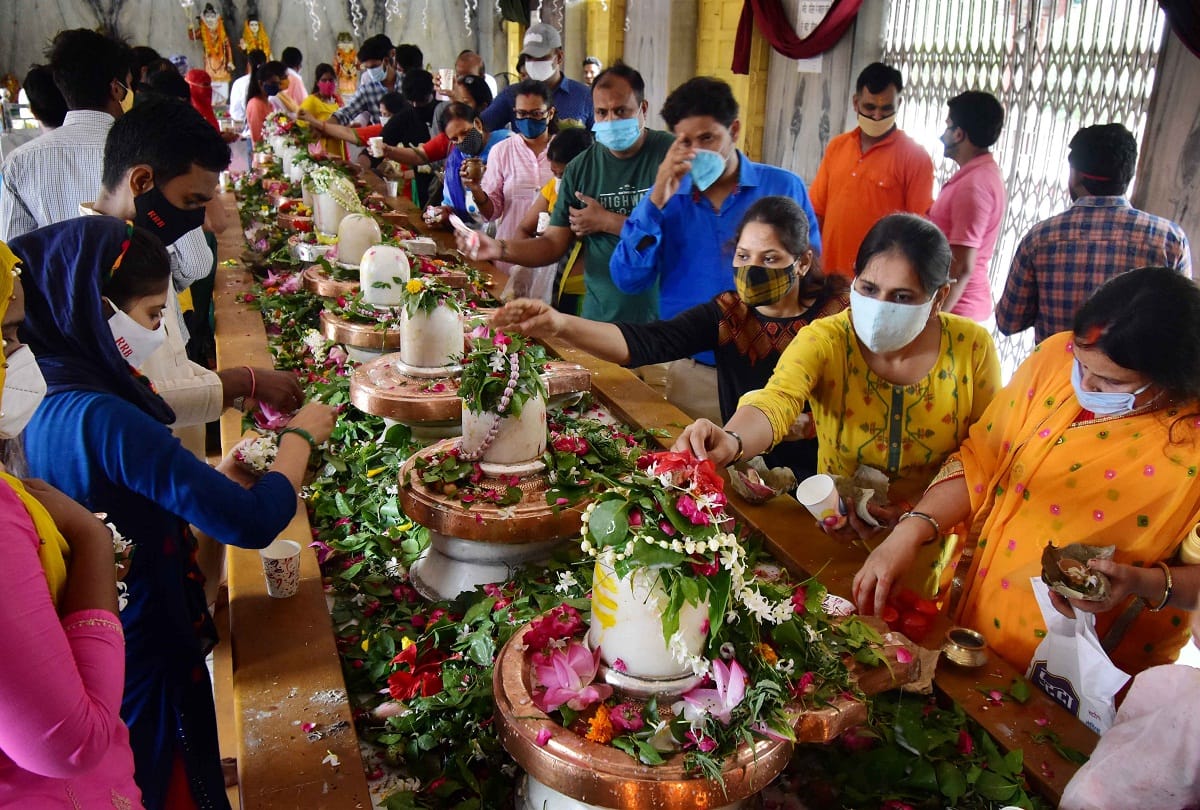 Crowds of devotees gathered in the Shiv Mandir on the first Monday of Sawan