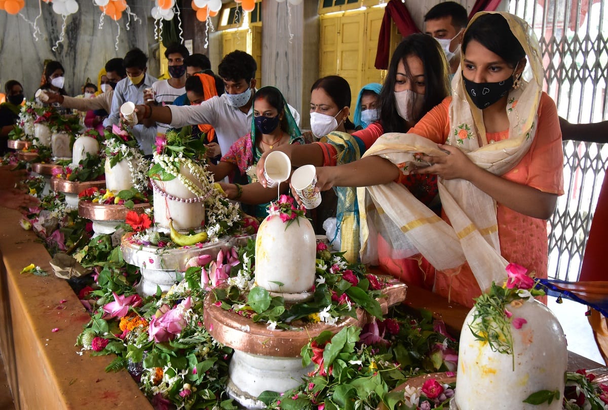 crowd of devotees gathered in the pagodas on the second Monday of Sawan