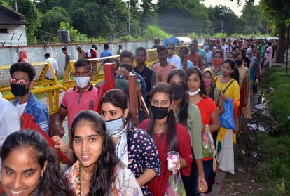 Crowds of devotees gathered in the Shiv Mandir on the first Monday of Sawan