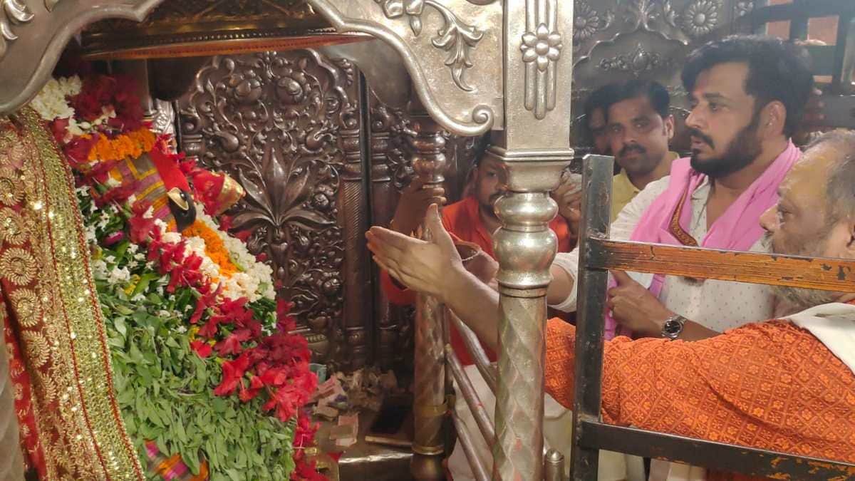 Ravi Kishan visited maa Vidhyavasini and kashi vishwanath mandir said BSP SP and Congress playing Brahmin card in up assembaly election
