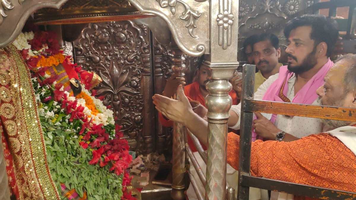 Ravi Kishan visited maa Vidhyavasini and kashi vishwanath mandir said BSP SP and Congress playing Brahmin card in up assembaly election