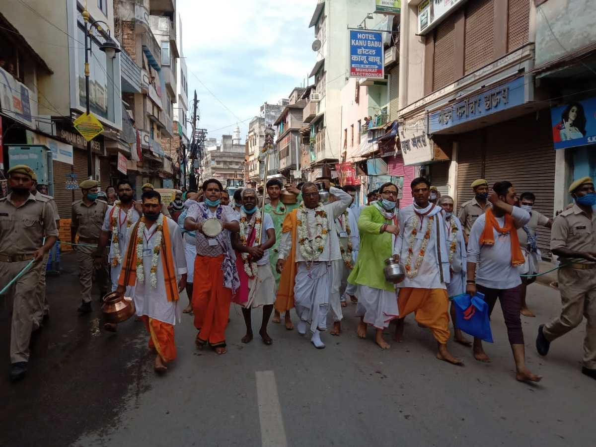 First monday of sawan 2021: kashi vishwanath darshan devotees queue in barricading yadab bandhu did jalabhieshek