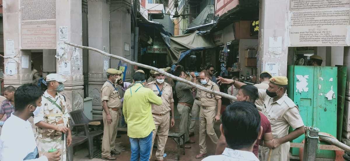 First monday of sawan 2021: kashi vishwanath darshan devotees queue in barricading yadab bandhu did jalabhieshek