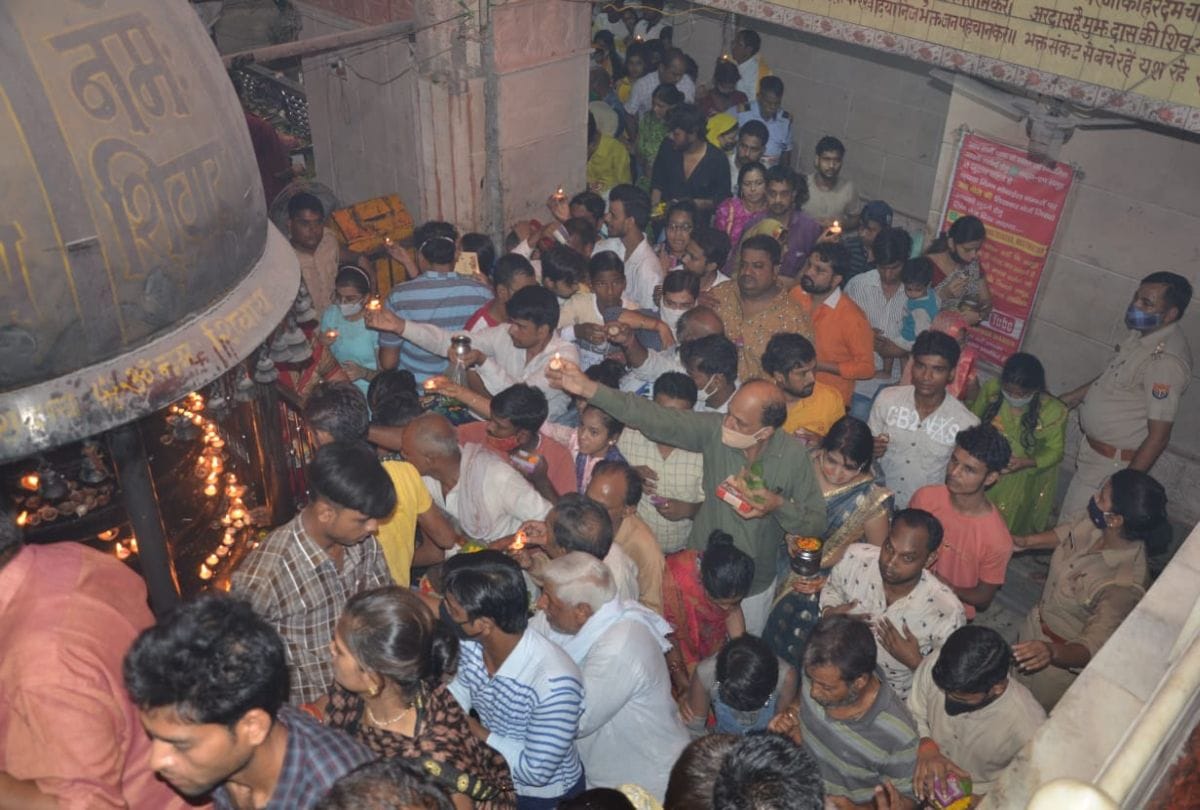 Huge Croud At Agra Shiv Mandir During Puja Of First Sawan Ka Somwar