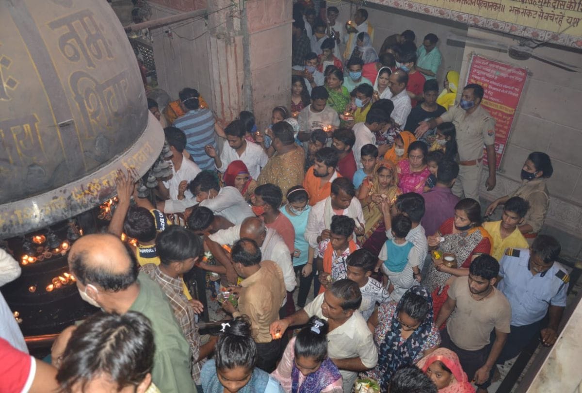 Huge Croud At Agra Shiv Mandir During Puja Of First Sawan Ka Somwar