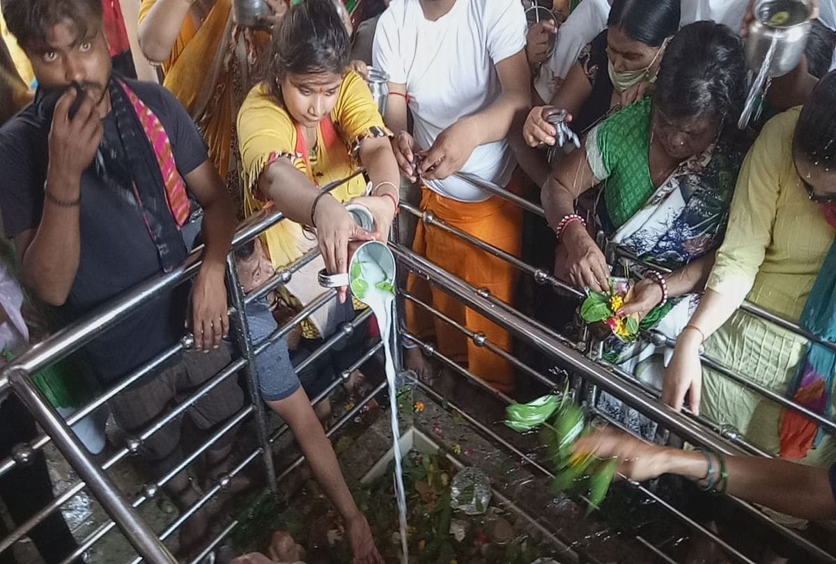 Huge Croud At Agra Shiv Mandir During Puja Of First Sawan Ka Somwar