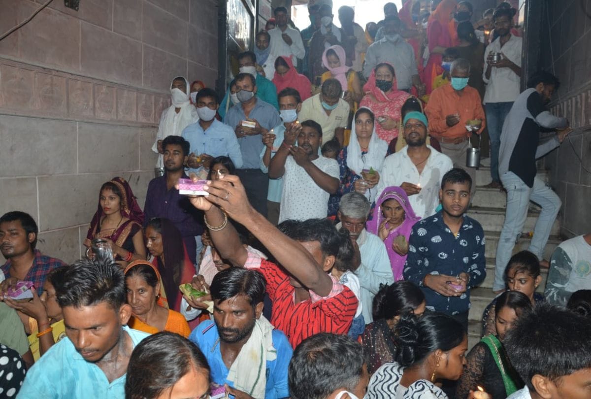 Huge Croud At Agra Shiv Mandir During Puja Of First Sawan Ka Somwar