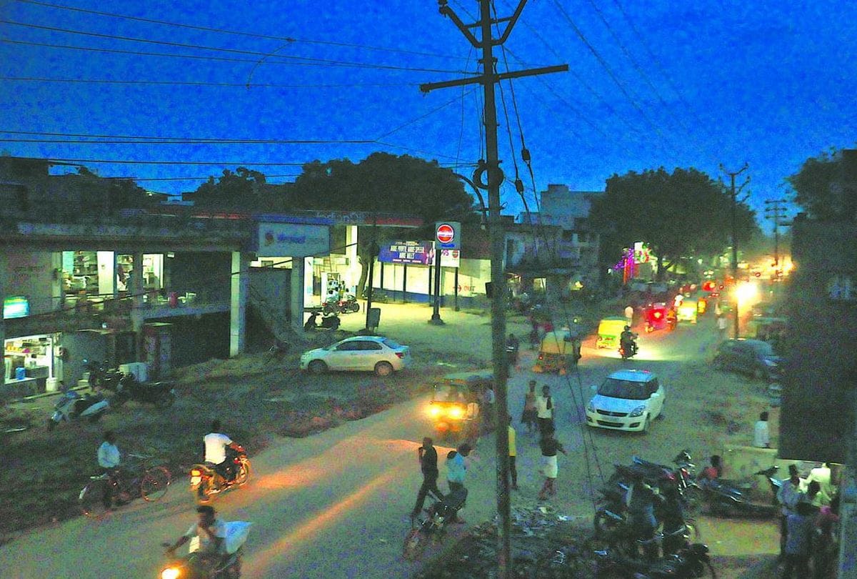 Due to the strike of contract workers, half the city's power failure