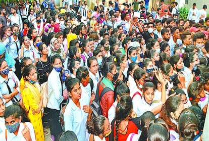 girl photo put on student admit card by agra university