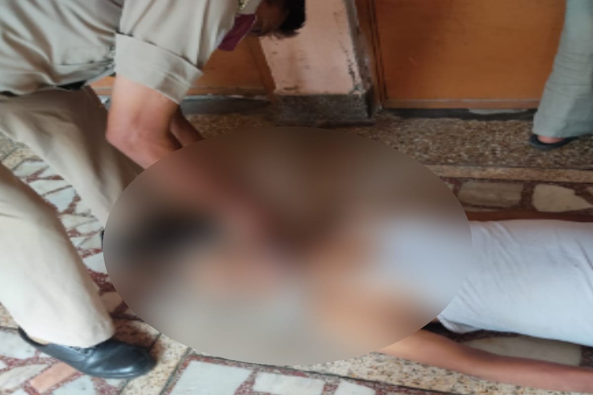 Meerut: cundector of the contracted roadways bus committed suicide by hanging