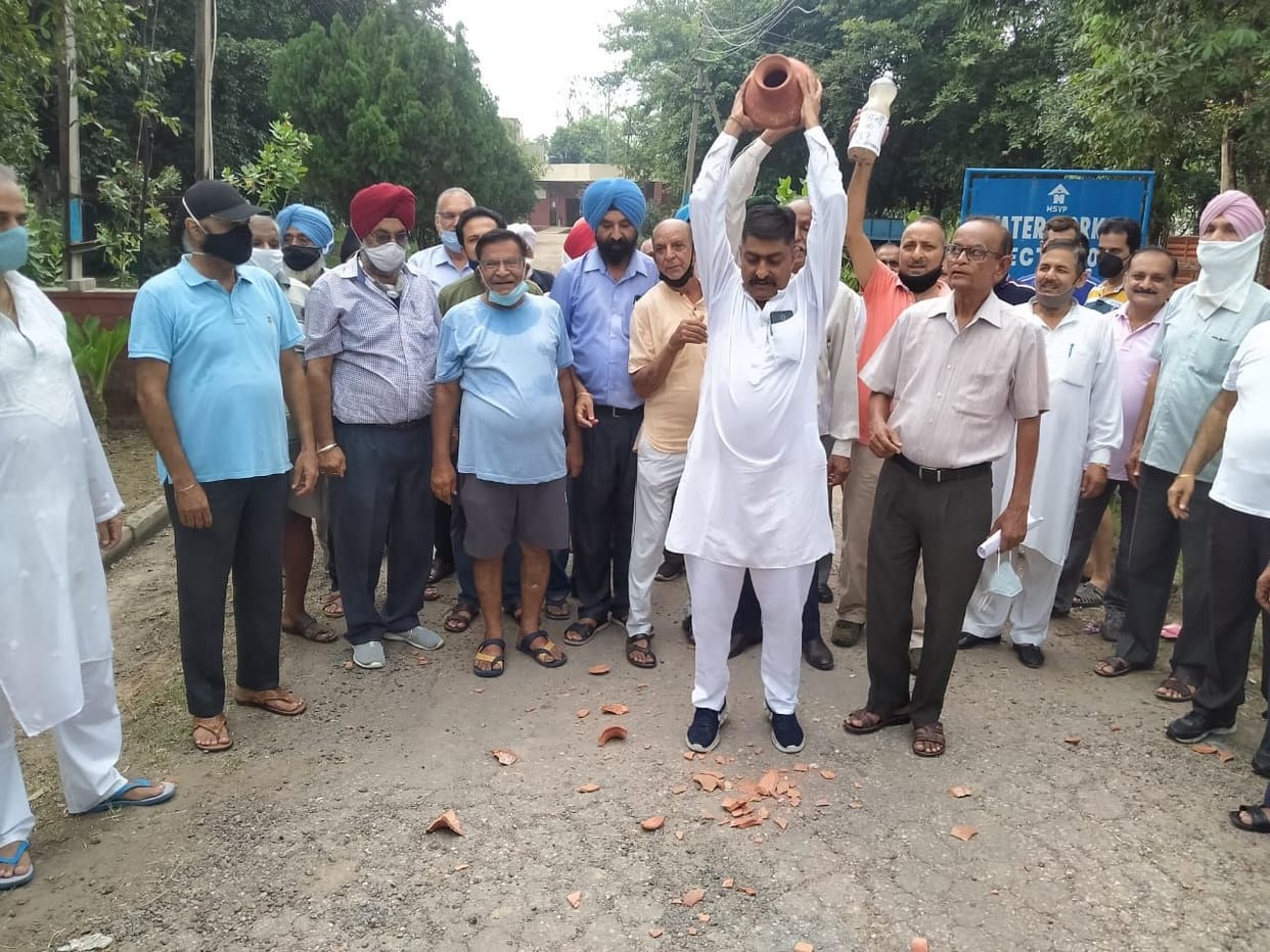 Troubled by the supply of dirty water, people protested