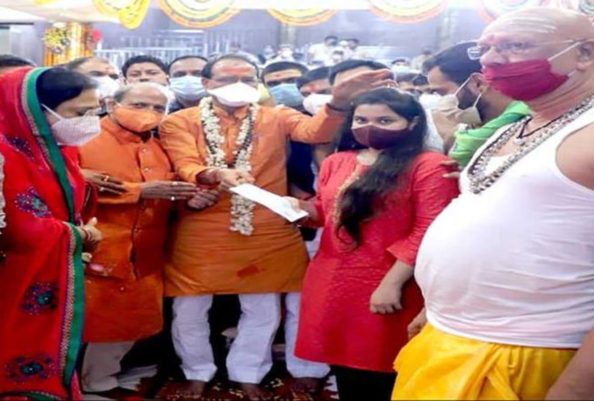 Ujjain: Shivraj anointed Mahakal, gave a check of 11 lakhs to the daughter of the late priest