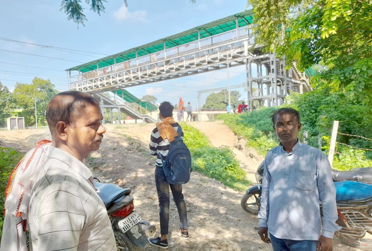 Bhadohi: Platform of 20 feet high Suriyawan railway station increased trouble