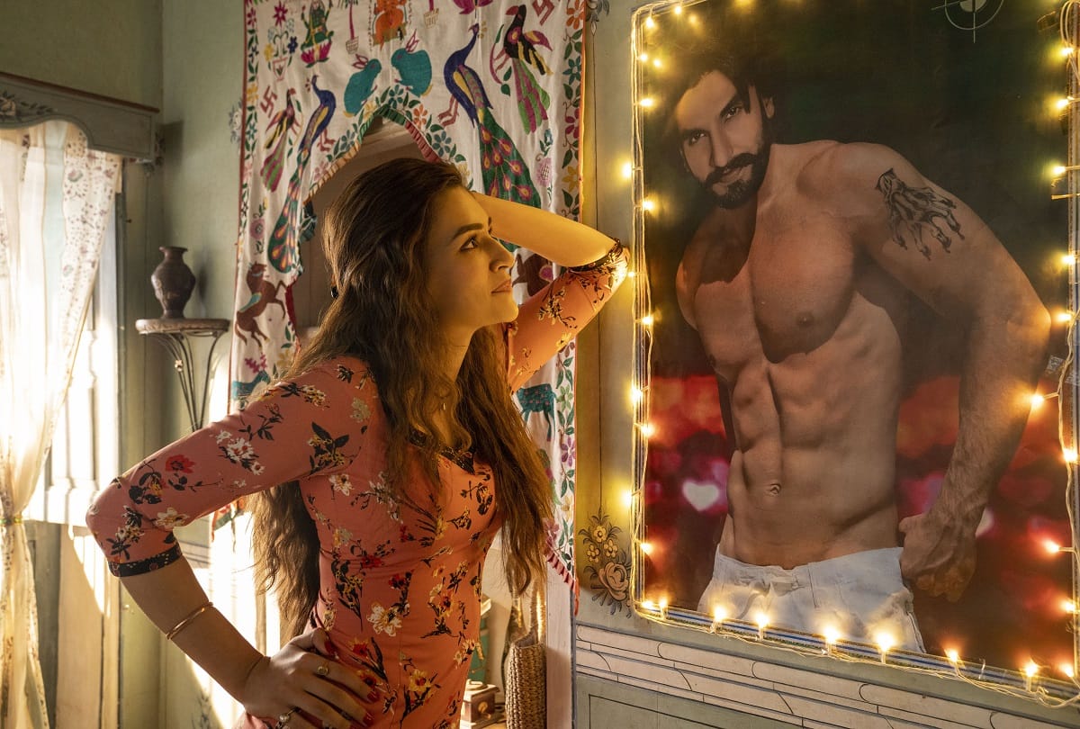 Mimi Movie Review in Hindi by Pankaj Shukla Kriti Sanon Laxman Utekar Dinesh Vijan Mala Aai Vhhaychy