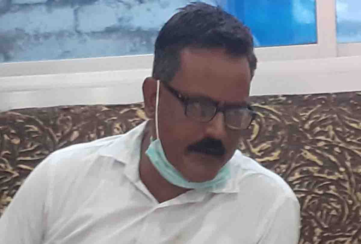 On the complaint of teacher, Anti Corruption team caught the Babu of BSA office taking bribe