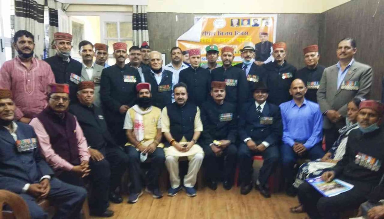 Ex-serviceman league give awards to Kargil bravehearts in Arki