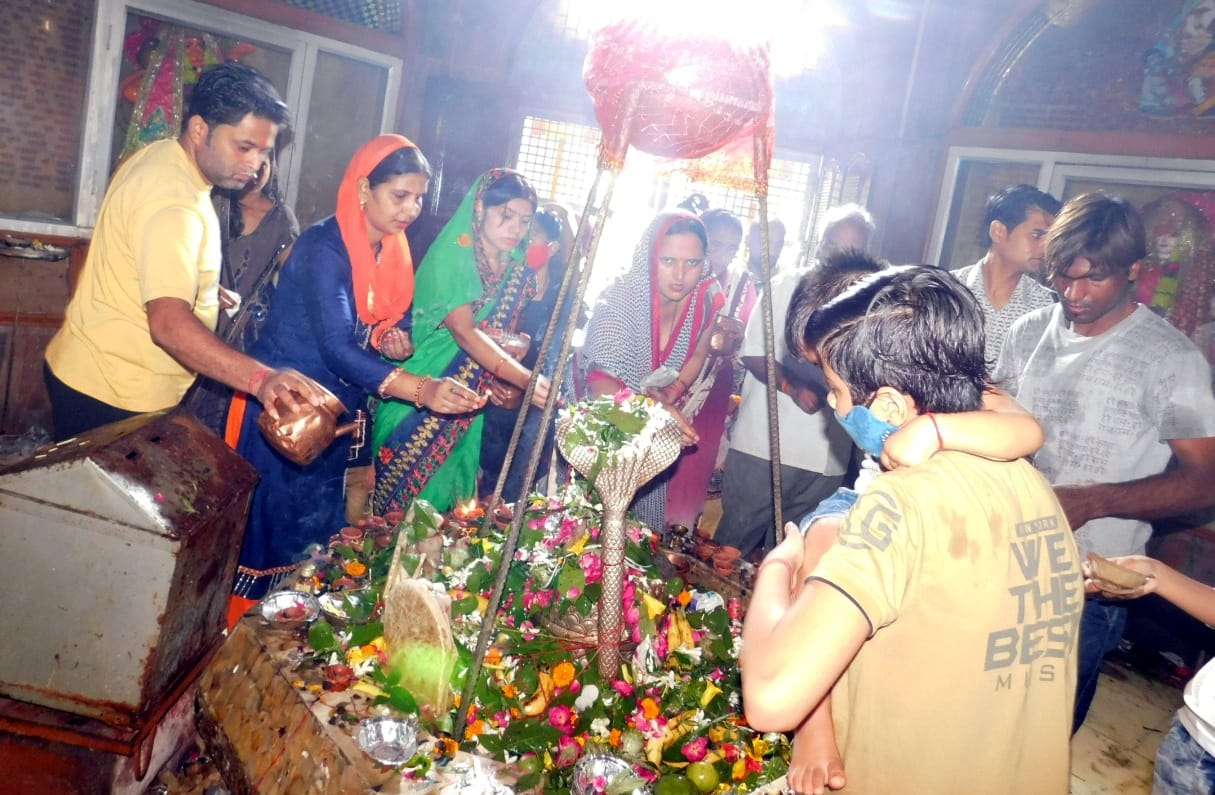 Jalabhishek took place in the house-temple with Har Har Mahadev cheers