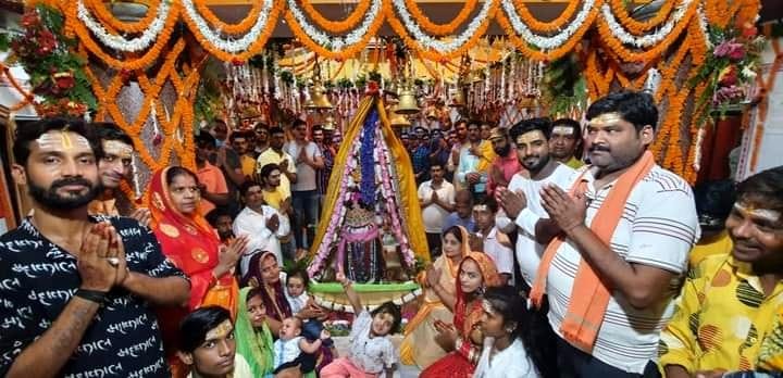 Bhanwarnath Baba's makeup was done with flowers from Kashi