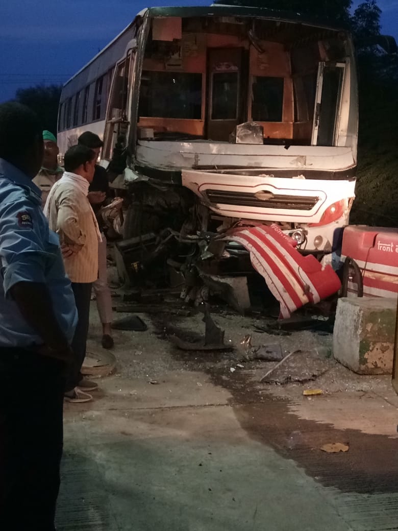 bus accident in yamuna express tol plaza, 6 injured