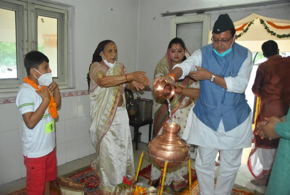 Uttarakhand Chunav 2022:  many veteran leaders including CM reaching temples before the results are out