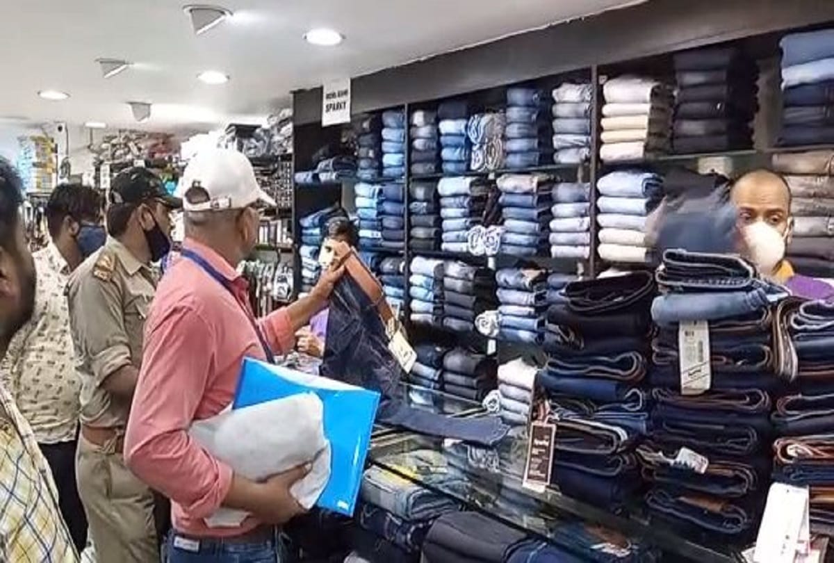 duplicate jeans were sold  on  name of  Branded company as real in shopping mall of azamgarh