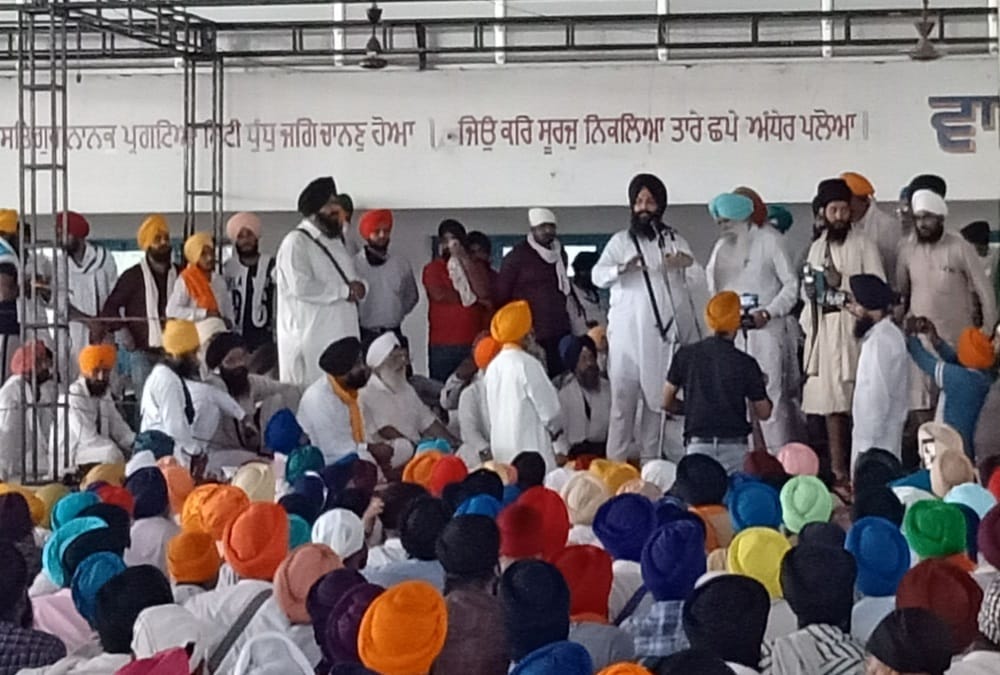 Uttarakhand Nanakmatta Gurudwara Dispute: Angry Sikh people Ruckus on border photos