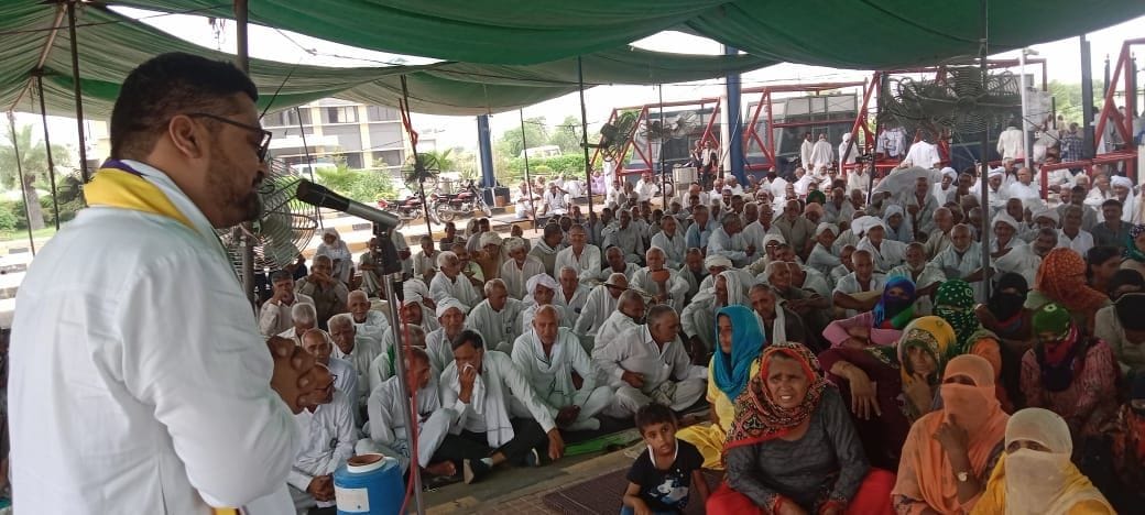 Farmers going to Delhi border with field soil and water